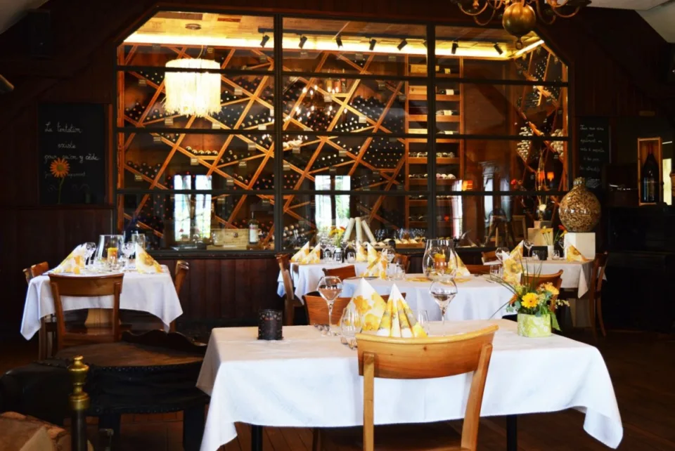 La salle du Restaurant du Jura, tables dressées avant le service.