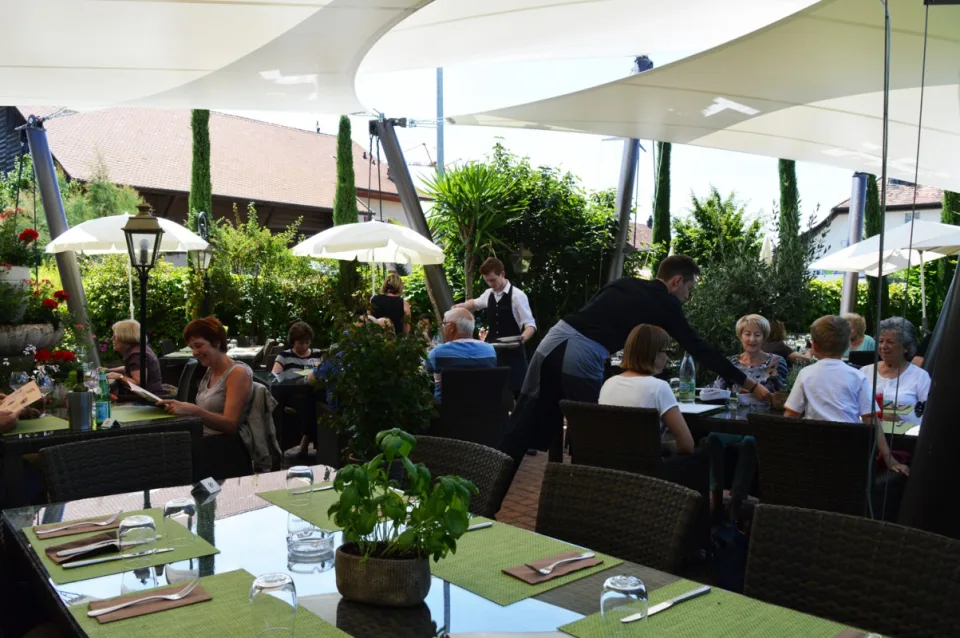 La terrasse dressée pour une réception, sous les voiles.