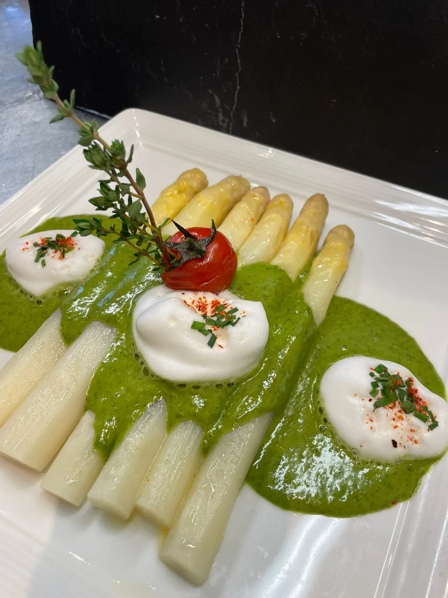 Asperges blanches, sauce verte et écume aux herbes du jardin.