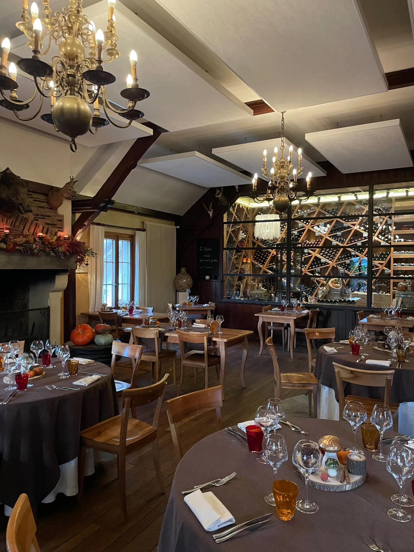 La salle du Restaurant du Jura, tables dressées.