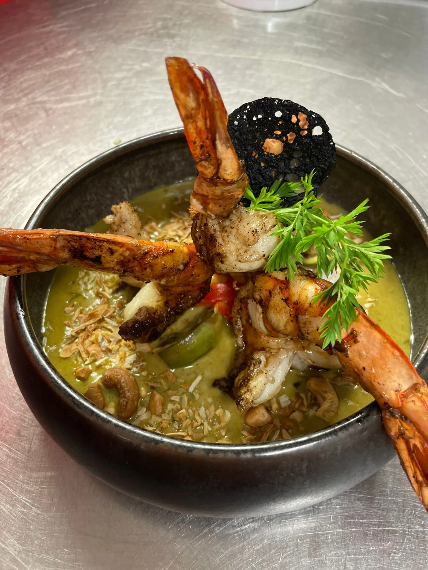 Gambas géantes rôties au poivre de kompot, sauce crémeuse au basilic.