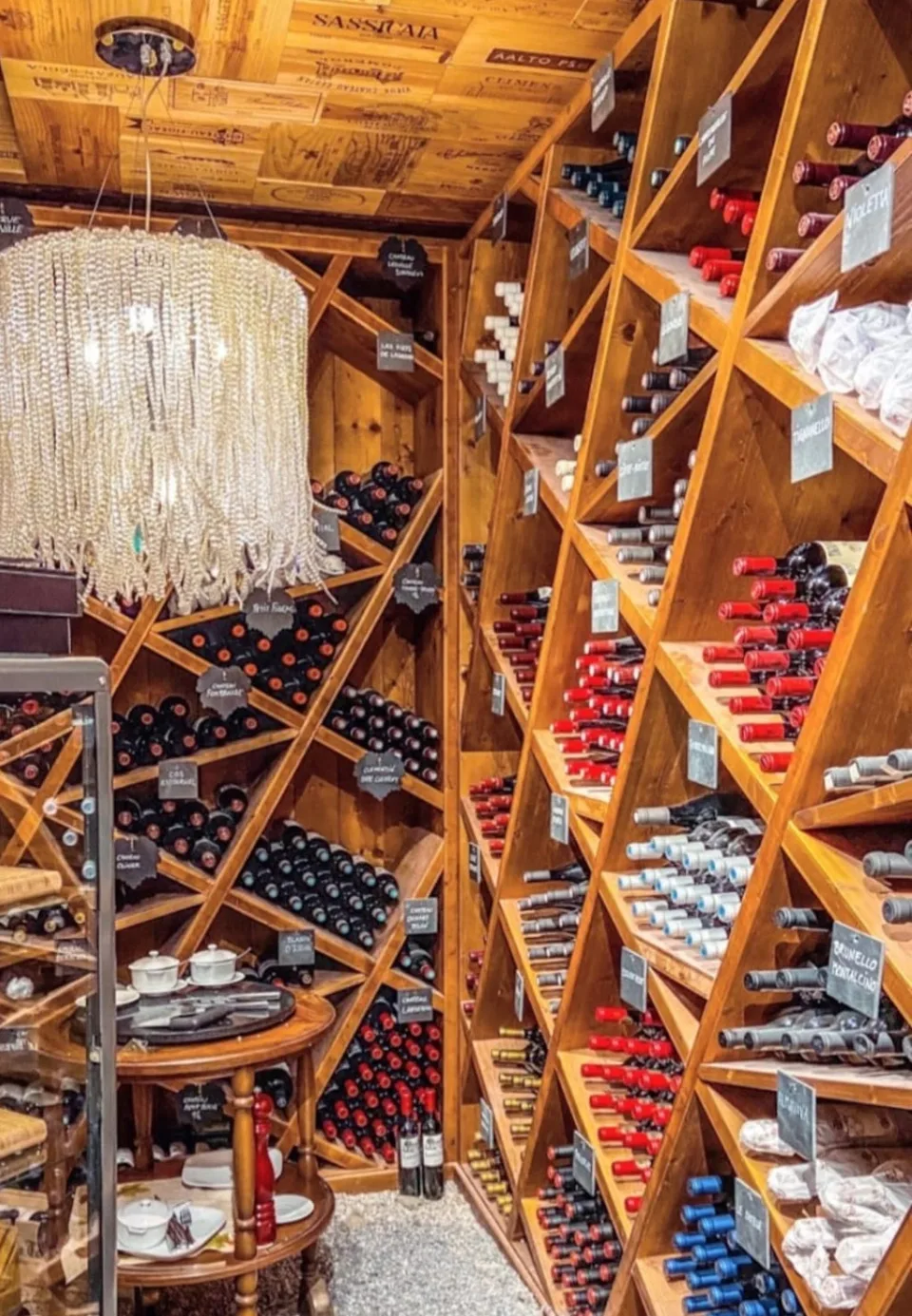 La cave du Restaurant du Jura et ses casiers de bouteilles.