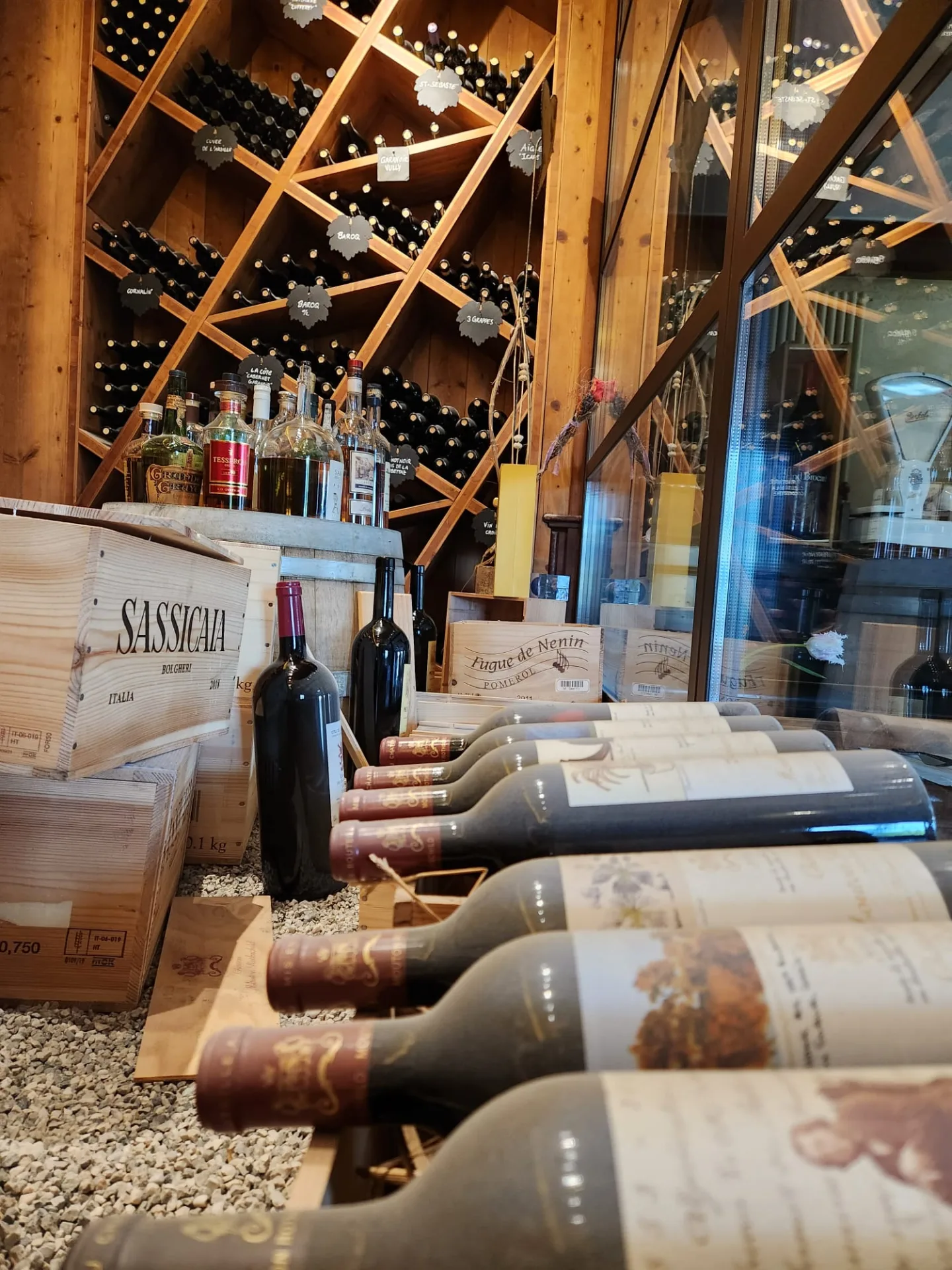 Bouteilles de vin posées sur des caisses de grands crus.